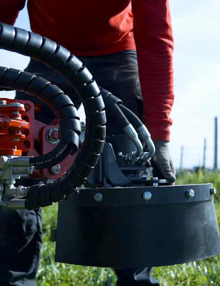 2-FAST: Dank des innovativen Schnellkuppelsystems lassen sich die Anbaugeräte mühelos wechseln.
