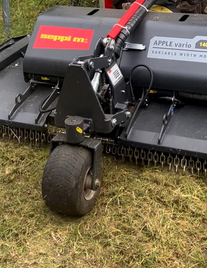 APPLE vario - Stützwalze hinten mit Walzenabstreifer oder optional drehbare Stützräder aus Gummi hinten