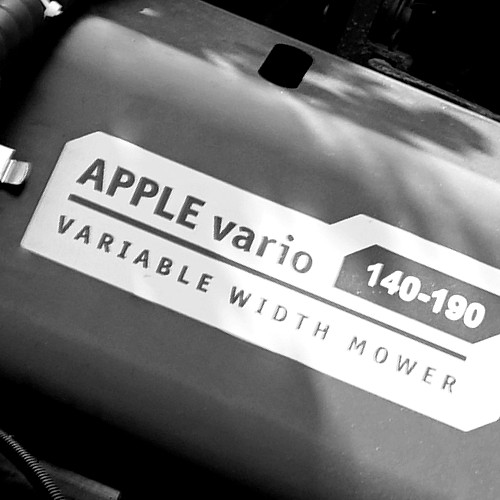 APPLE vario - Das Anpassen an die Bodenbeschaffenheit wird durch den Anbaubock mit Schwimmstellung begünstigt. Das gemulchte Material wird rechts ausgeworfen (werkseitig voreingestellt). Das Gerät kann bei Bedarf nachträglich auf linksseitigen Auswurf umgestellt werden.