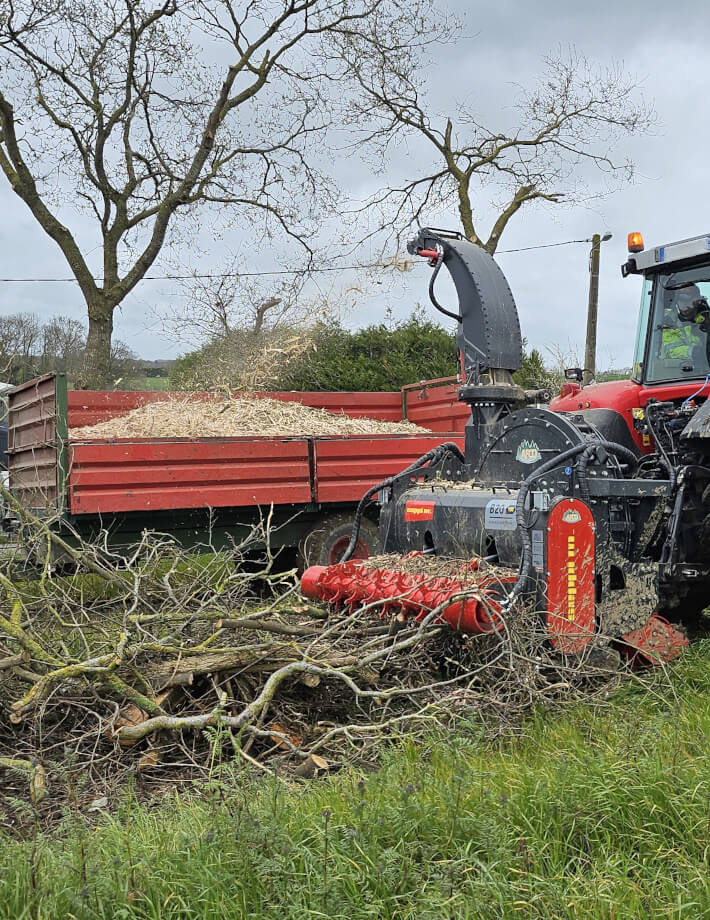 B20 vereint vier Arbeitsschritte in einer einzigen, kraftvollen Maschine. Er sammelt das Material vom Boden auf, mulcht es effizient, zerkleinert es präzise weiter und wirft es im Anschluß in den Anhänger.