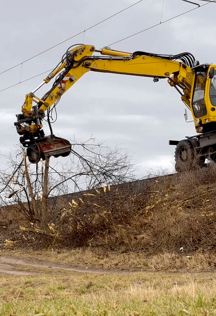 Der BMS-F Forstmulcher ist speziell für den Anbau an Baggerarme von 10 bis 20 Tonnen entwickelt und mulcht Holz bis zu 20 cm. Ideal für anspruchsvolle Vegetationspflege entlang von Straßen und Bahnstrecken.