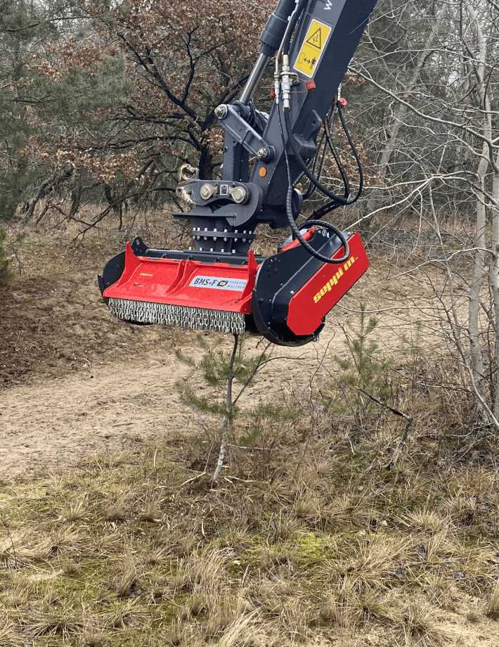 Das niedrige Profil des BMS-F Mulchers sorgt für eine besonders enge und stabile Position am Baggerarm. Diese Bauweise erhöht die Sichtbarkeit und Steuerbarkeit.