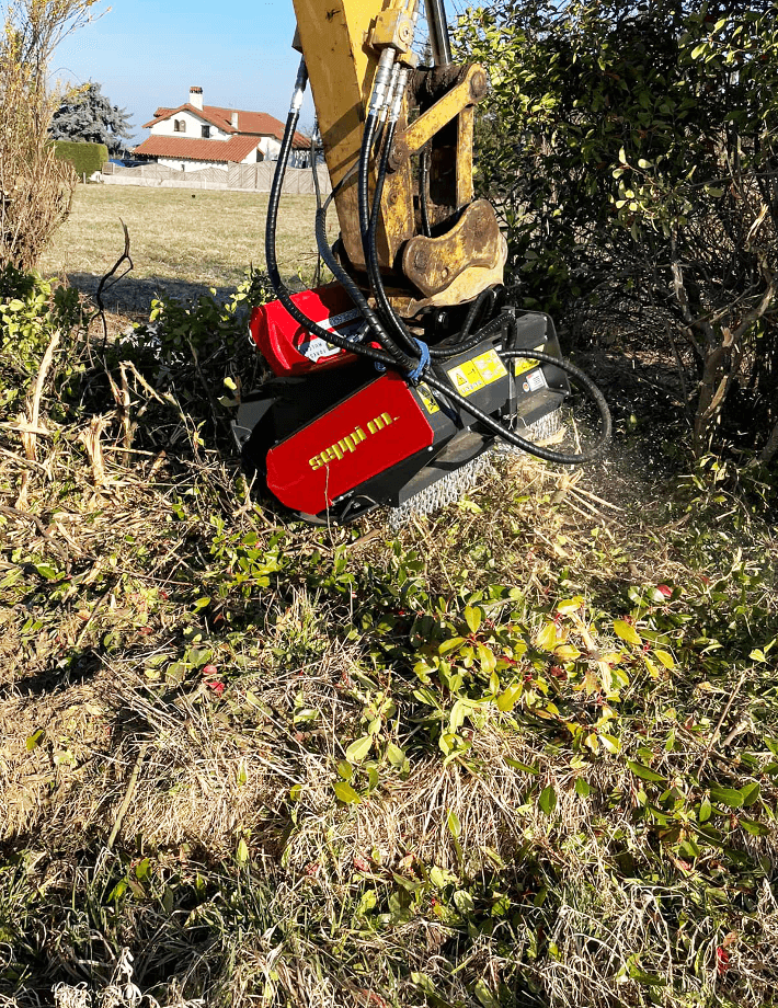 Die hydraulisch einstellbare Haube des BMS-F Mulchers passt sich einfach an unterschiedliche Arbeitsbedingungen an und kann schnell auf die jeweilige Materialmenge und den gewünschten Mulchgrad eingestellt werden.