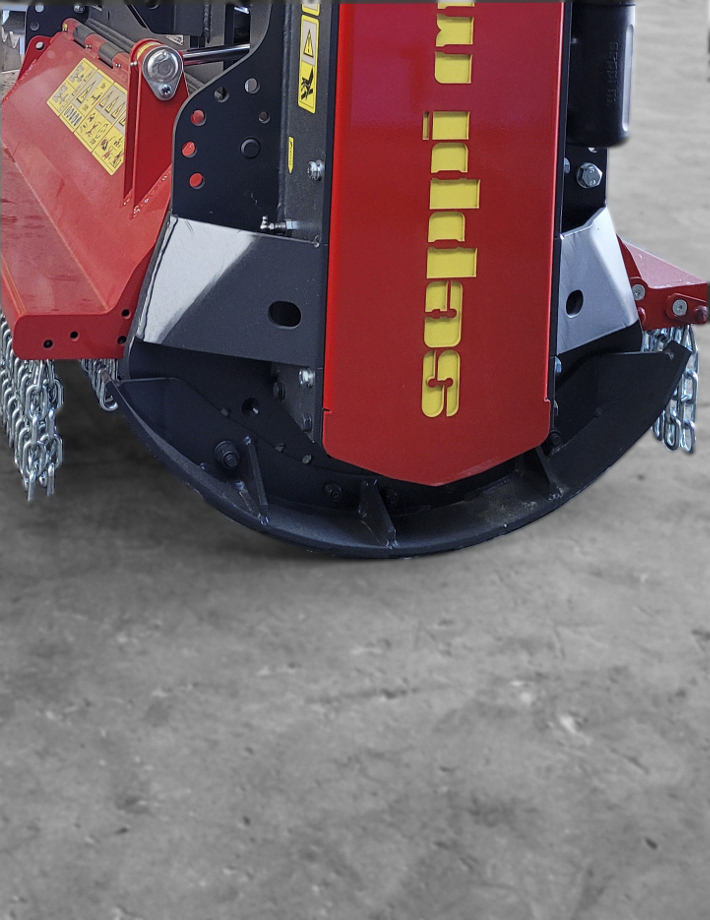 Die verstärkten Kufen des BMS-L Mulchers bieten extra Stabilität und Schutz bei anspruchsvollen Einsätzen. Sie sorgen dafür, dass die Maschine auch in schwierigen Geländebedingungen sicher und präzise arbeitet.
