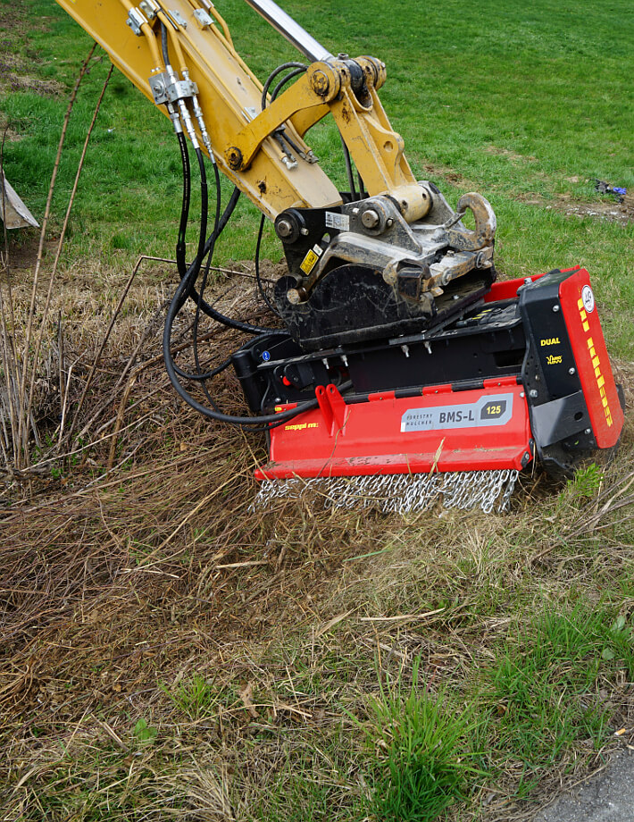 Der BMS-L Mulcher bewältigt problemlos Gebüsch bis zu einem Durchmesser von 7 cm. Mit dem optionalen Forstrotor wird die Leistung noch weiter gesteigert, sodass auch Holz bis zu 15 cm effizient zerkleinert werden kann.