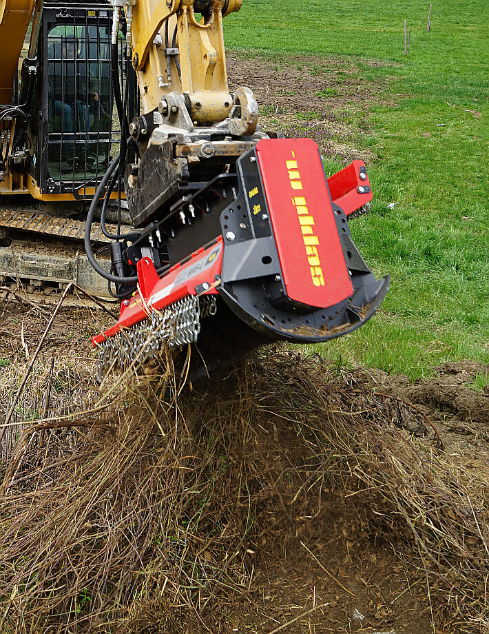 BMS-L bietet eine Vielzahl an Rotoren und Werkzeuge.SMO-Schlägel mulchen Gras und kleinere Sträucher, während der leistungsstarke Forstrotor mit CUT CONTROL für präzise Schnitte bei Holz bis 15 cm Durchmesser sorgt.