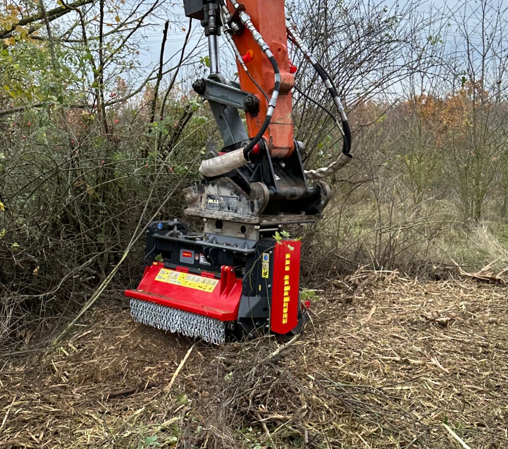 Der SEPPI BMS-L Forstmulcher ist ein vielseitig einsetzbares Gerät, das speziell für Bagger mit einem Gewicht von 7 bis 15 Tonnen entwickelt wurde. Mit einer Arbeitsbreite von 100 oder 125 cm eignet er sich für eine Vielzahl von Anwendungen, darunter die Pflege von Grünflächen, das Mulchen von Gras, Stroh und Schilf sowie das Zerkleinern von Holz bis zu einem Durchmesser von 7 cm.