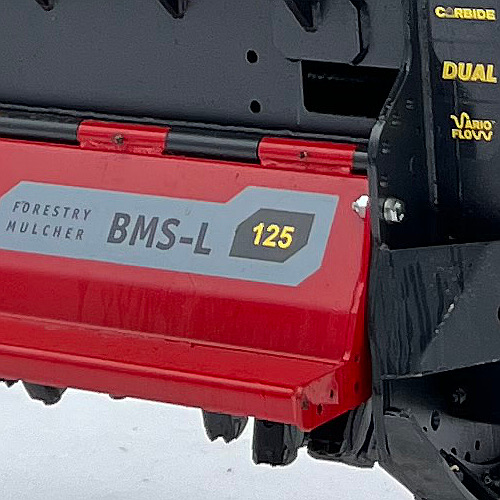 Die robuste Bauweise des Mulchers umfasst eine verstärkte Stützkufe und einen Front- sowie Heckschutz aus Ketten, die für zusätzliche Sicherheit und Haltbarkeit sorgen.
