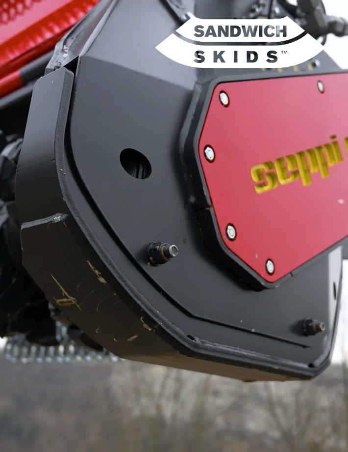 Die verstärkten Kufen SANDWICH SKIDS des BMS Mulchers bieten extra Stabilität und Schutz bei anspruchsvollen Einsätzen. Sie sorgen dafür, dass die Maschine auch in schwierigen Geländebedingungen sicher und präzise arbeitet.