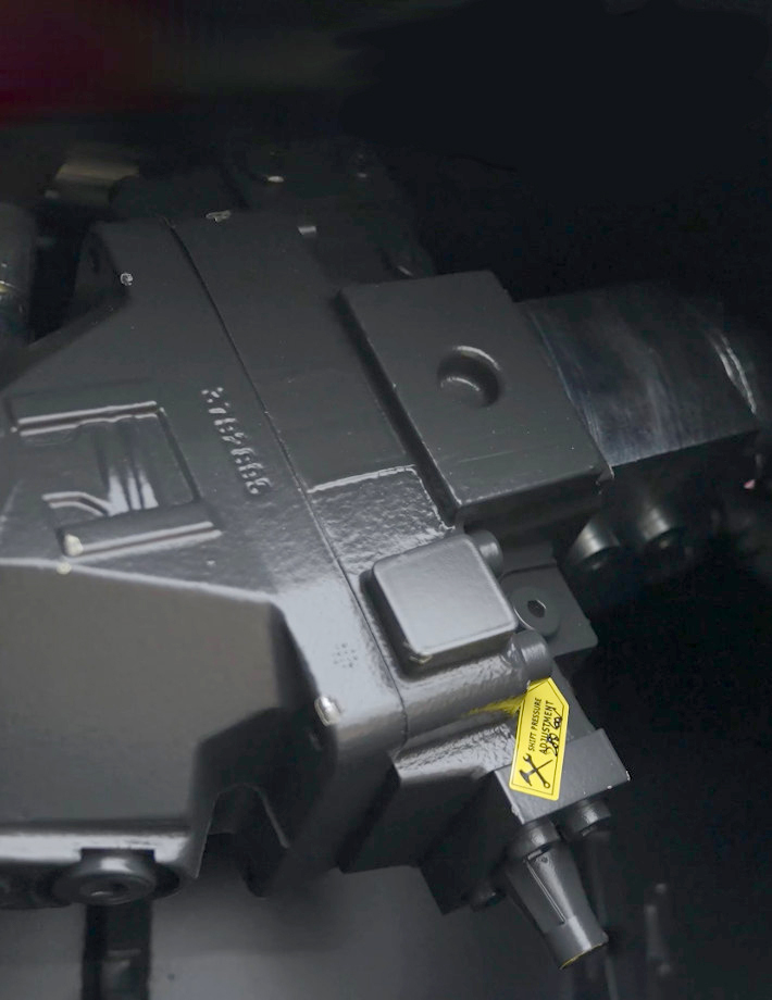 Mit einer automatischen Schluckvolumenregelung passt sich der Motor dynamisch an die Anforderungen des jeweiligen Baggers an und sorgt für eine beeindruckende Leistungssteigerung des BMS Baggermulchers.