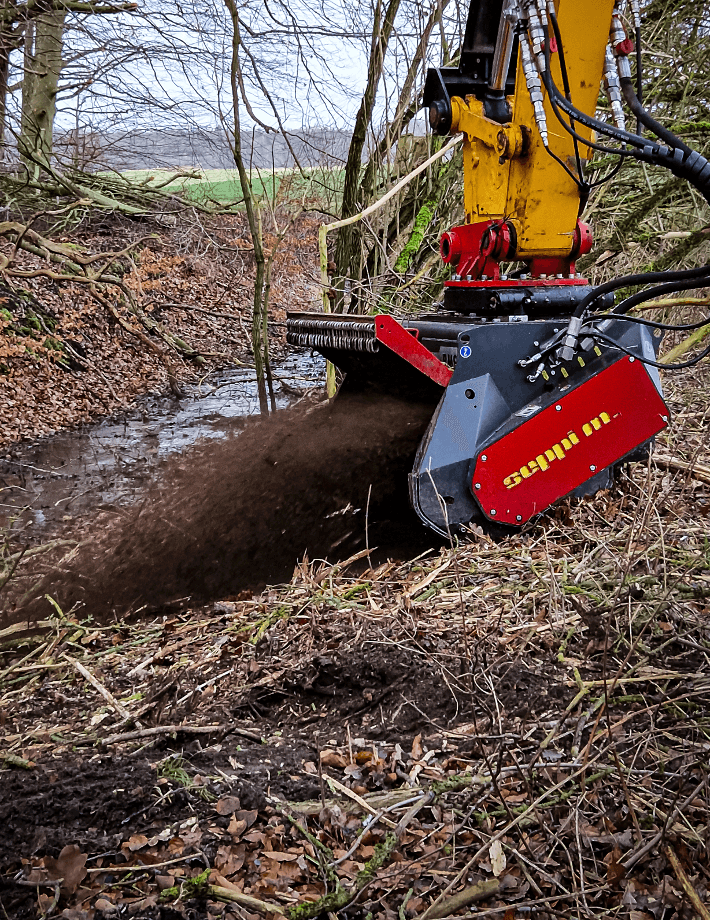 Die hydraulisch einstellbare Haube des BMS Mulchers ermöglicht eine einfache Anpassung an unterschiedliche Arbeitsbedingungen. Sie kann schnell und präzise auf die jeweilige Materialmenge und den gewünschten Mulchgrad eingestellt werden.