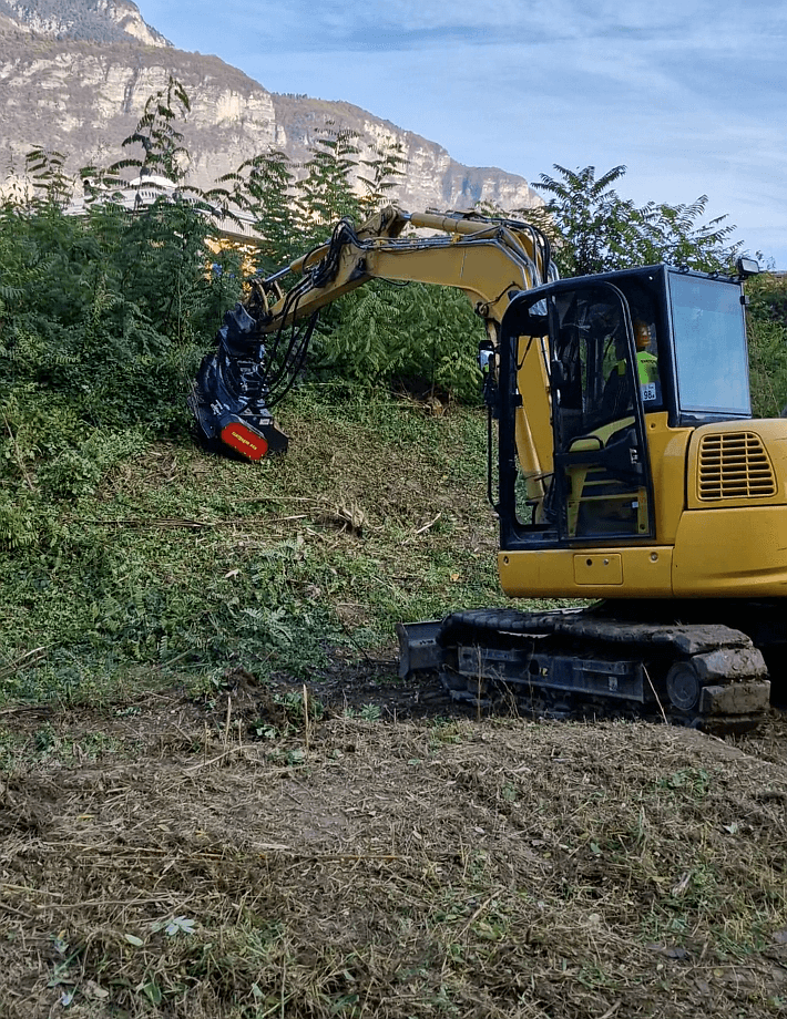 Die 190° Drehvorrichtung des BMS Mulchers sorgt für maximale Flexibilität bei der Nutzung. Mit dieser Funktion lässt sich der Mulcher in einem weiten Winkel drehen, was eine präzise Anpassung der Arbeitsrichtung ermöglicht.