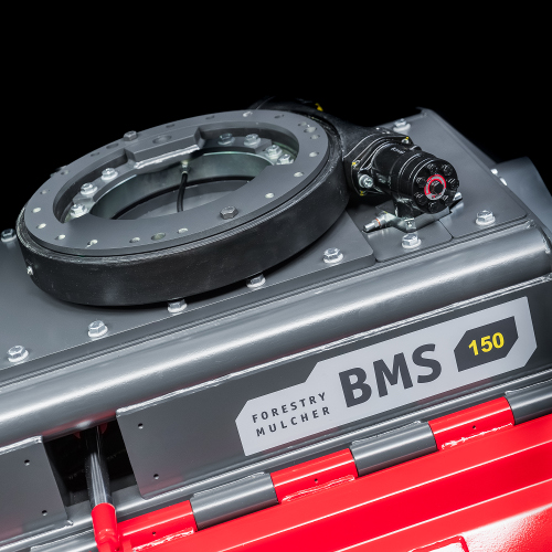 BMS - Eine seiner herausragenden Eigenschaften ist die hydraulische Haube, die dem Bediener eine besonders effiziente Arbeitsweise ermöglicht. Zunächst kann ein Stamm gefällt werden, anschließend wird die Haube geschlossen, sodass das Material direkt in einem einzigen Durchgang zerkleinert wird. Dies macht den BMS zu einer besonders effektiven Lösung für Arbeiten in Wäldern mit dickem Stubbenbestand, starkem Holzaufkommen oder nach Holzeinschlägen, wo eine schnelle und gründliche Beseitigung von Restmaterial erforderlich ist.