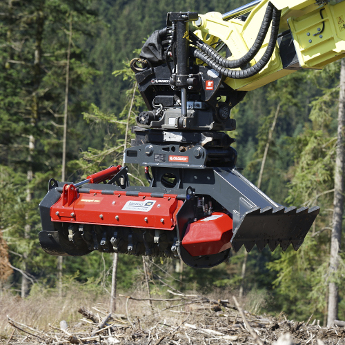 Der SEPPI E20 direct im Einsatz an einem Bagger - kraftvolles Mulchen von Gehölz und Stubben dank Direktantrieb und robuster Bauweise.