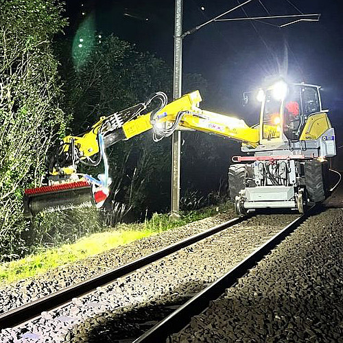 Mit seiner robusten Bauweise eignet sich der E20 direct ideal für Bagger zwischen 12 und 21 Tonnen. Er wurde speziell für anspruchsvolle Arbeiten im Wald sowie für den Einsatz in Bereichen mit dichtem Gehölz und großen Stubben konzipiert. Ob zur Flächenräumung nach Holzernte, zur Pflege von Energie- und Verkehrswegen oder für den Einsatz in der Bahnindustrie - dieser Mulcher bewältigt Holzstämme und Stubben bis zu einem Durchmesser von 20 cm mühelos.