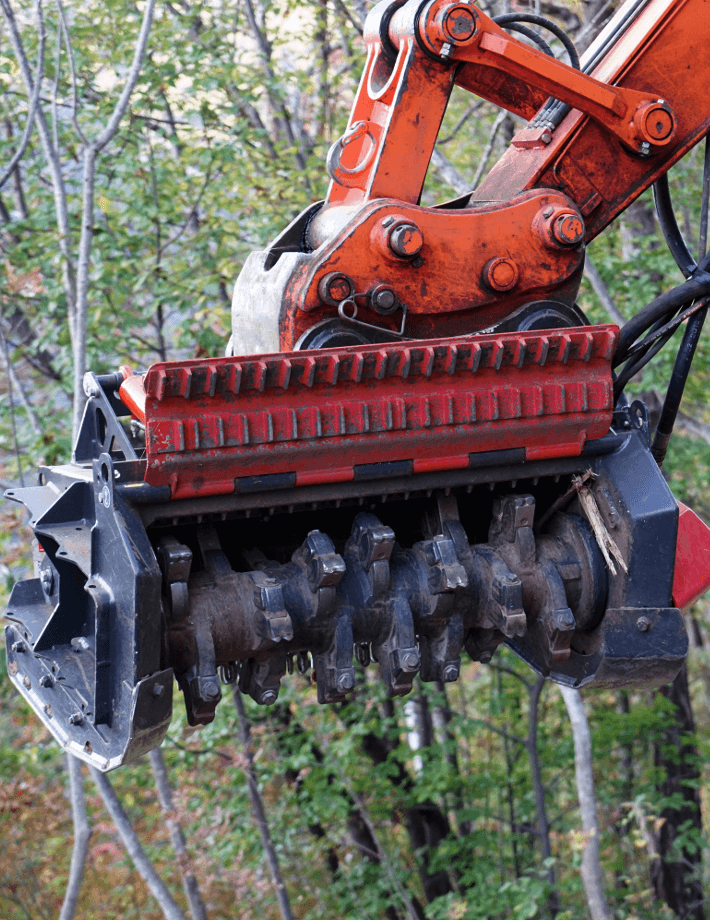Die verstärkten Kufen des E20 direct Mulchers bieten extra Stabilität und Schutz bei anspruchsvollen Einsätzen. Sie sorgen dafür, dass die Maschine auch in schwierigen Geländebedingungen sicher und präzise arbeitet.