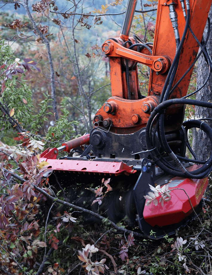 Die hydraulisch einstellbare Haube des E20 direct Mulchers ermöglicht eine einfache Anpassung an unterschiedliche Arbeitsbedingungen. Sie kann schnell und präzise auf die jeweilige Materialmenge und den gewünschten Mulchgrad eingestellt werden.