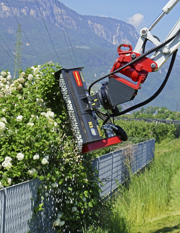 Der leistungsstarke H3 Schlägelmulcher wurde speziell dafür entwickelt , Gras und Gebüsch mit einem Durchmesser von bis zu 3 cm effizient zu mulchen. Mit seiner hohen Schneidkraft sorgt er für eine gründliche Zerkleinerung von Grasflächen und kleineren Sträuchern, wodurch eine gleichmäßige Mulchschicht entsteht, die den Boden nährt und die Feuchtigkeit speichert. H3 ist ideal für den Einsatz in Gärten, Landschaftspflege und bei der Pflege von größeren Grünflächen.