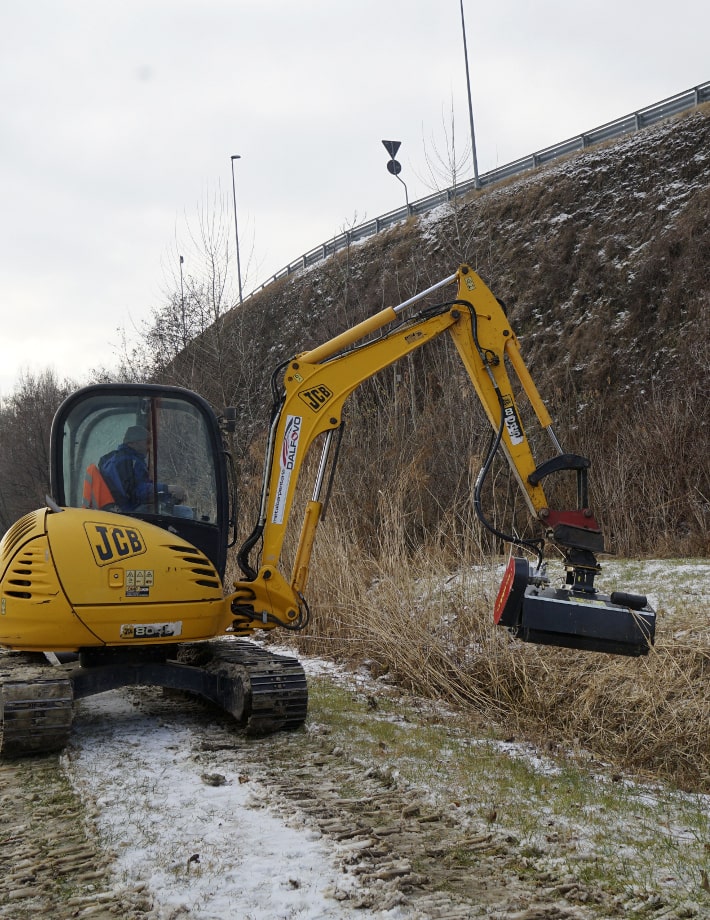 Der H3 Mulcher ist ideal für den Einsatz an kleinen bis mittelgroßen Baggern. Es ermöglicht eine effiziente und präzise Bearbeitung von Grasflächen und Gebüsch, selbst in schwer zugänglichen Bereichen.