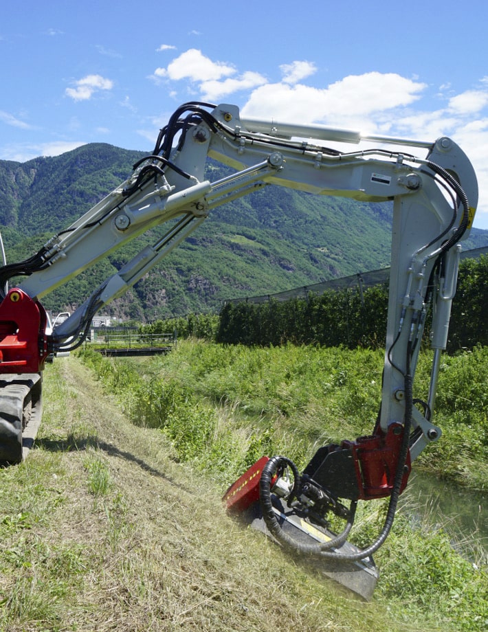 Die Bodenanpassung des H3 Mulchers wird durch den flottierenden Anbau mit Parallelogramm-System gewährleistet für eine präzise Zerkleinerung des Materials unabhängig von der Bodenstruktur.