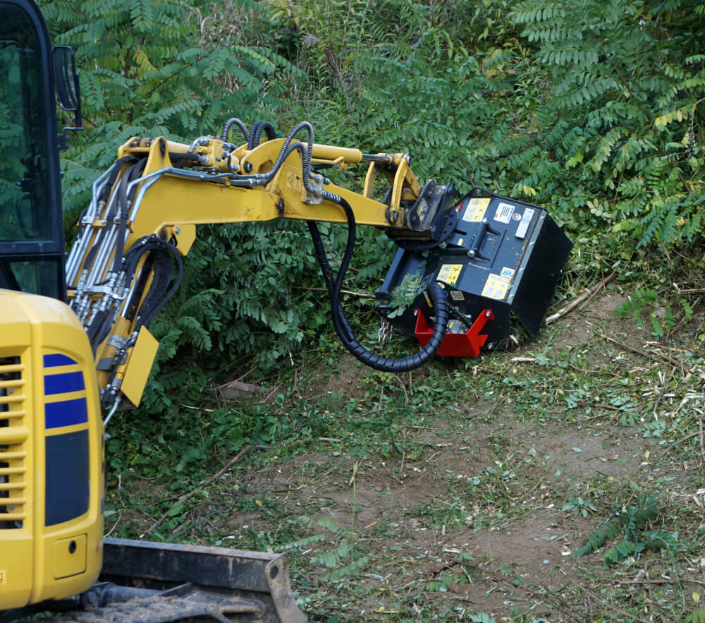 H3 direct ist ein kompakter Schlägelmulcher für Bagger mit einem Einsatzgewicht von 2 bis 5 Tonnen, der speziell für schwer zugängliche Flächen entwickelt wurde.