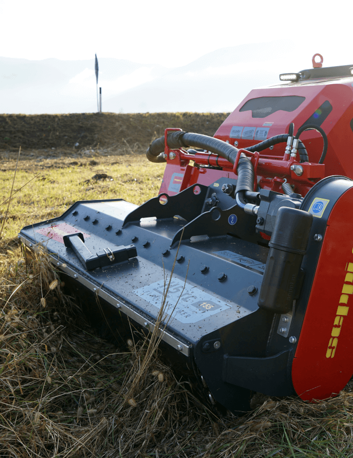 Der Schlägelmulcher H5 rc mulcht zuverlässig Gras und Gebüsch bis zu 5 cm Durchmesser, was ihn ideal für eine Vielzahl von Landschaftspflegeaufgaben macht.
