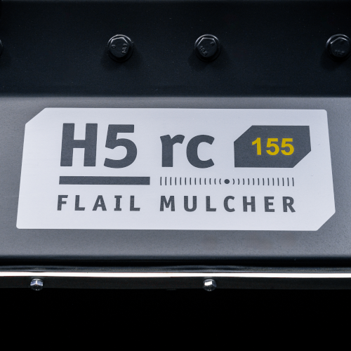 Zum Schutz von Mensch und Maschine ist der H5 rc mit einem Frontschutz aus Ketten und Gummi sowie einem Heckschutz aus Gummi ausgestattet.