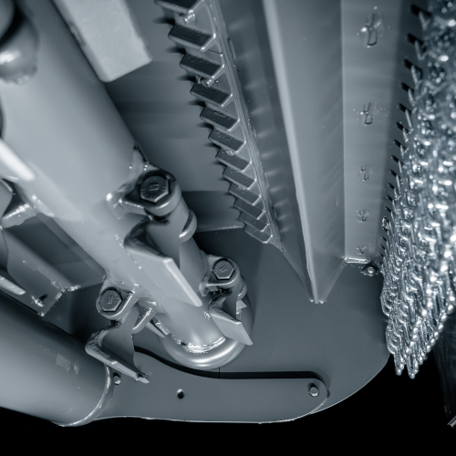 H5 rc - Ein dreifach gewendelter Helix-Rotor mit SMW-Schlägeln sorgt für eine hervorragende Zerkleinerung, unterstützt von einer Reihe austauschbarer, gehärteter Gegenschneiden, die die Effizienz nochmals erhöhen. Der SEPPI H5 rc ist in Arbeitsbreiten von 135, 155 und 175 Zentimetern erhältlich und eignet sich somit für verschiedene Fahrzeuggrößen und Einsatzzwecke.