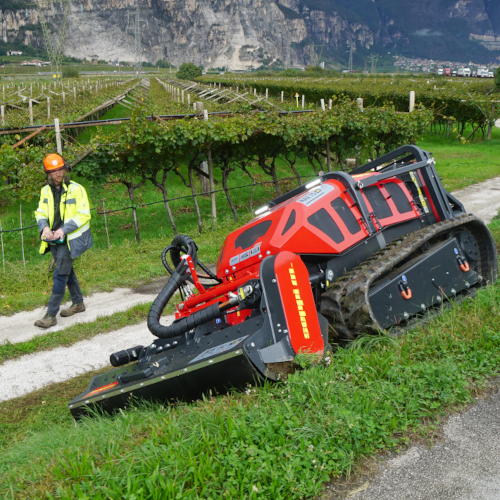 H5 rc - Die höhenverstellbare Stützwalze mit einem Durchmesser von 133 Millimetern ist verstärkt und mit besonders robusten Lagern versehen. Dies ermöglicht eine präzise Höhenanpassung und gewährleistet eine gleichmäßige Mulchleistung selbst unter anspruchsvollen Bedingungen.