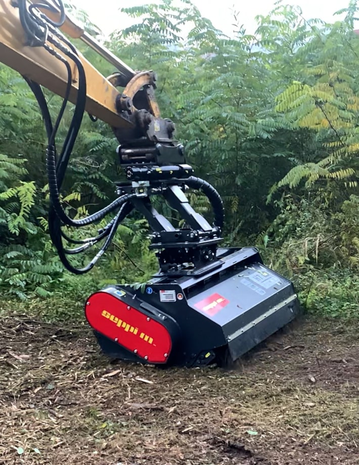 Der H7 Mulchkopf zerkleinert mühelos Gras, Gestrüpp und Äste bis zu einem Durchmesser von 7 cm und eignet sich ideal für die Pflege stark bewachsener Flächen und das Freihalten von Böschungen.