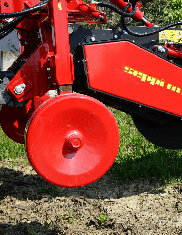 KASTOR - Robuste Stützräder sorgen für eine gleichmäßige Bodenführung und verbessern die Kontrolle über die Frästiefe. Sie entlasten den Traktor und verhindern ein Einsinken auf weichem Untergrund.