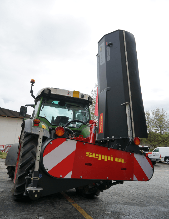 L7 flex - Der Mulcher lässt sich im Betrieb hydraulisch anwinkeln und kann dabei bis zu 90° angehoben und bis zu 65° gesenkt werden.