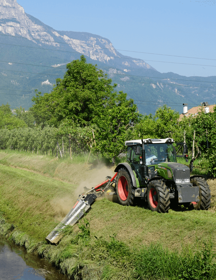 L7 flex mulcht Gras sowie Gestrüpp bis 7 cm Durchmesser, selbst bei hohem Bewuchs.