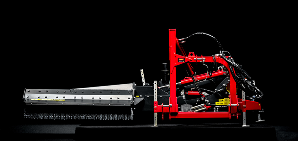 L7 flex - Der Böschungsmulcher lässt sich im Betrieb hydraulisch anwinkeln und kann dabei bis zu 90° angehoben und bis zu 65° gesenkt werden.