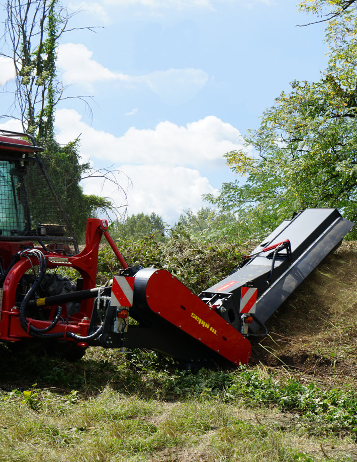 L9 flex - Der Mulcher lässt sich im Betrieb hydraulisch anwinkeln und kann dabei bis zu 90° angehoben und bis zu 60° gesenkt werden.