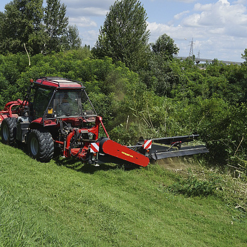 SEPPI M. L9 flex - Seitenmulchgerät in Aktion, ideal für anspruchsvolle Gelände mit hoher Flexibilität und Reichweite.