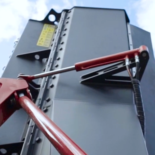 L9 flex - Professionelles Mulchgerät für großflächige Anwendungen mit hoher Anpassungsfähigkeit an Geländeformen.