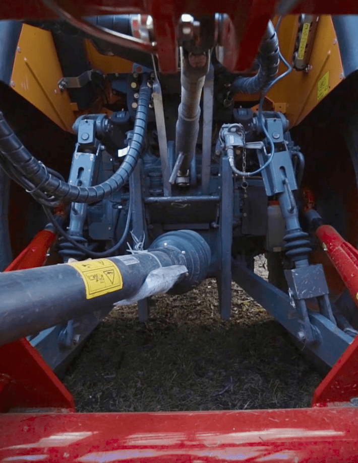 L9 flex - PENTALINK Option: Stabiler und komfortabler Anbau mit dem PENTALINK Stabilisierungssystem. Dieser Anbau zeigt es seine Zuverlässigkeit bei der Pflege von Flussufern, Kanälen und Gräben.