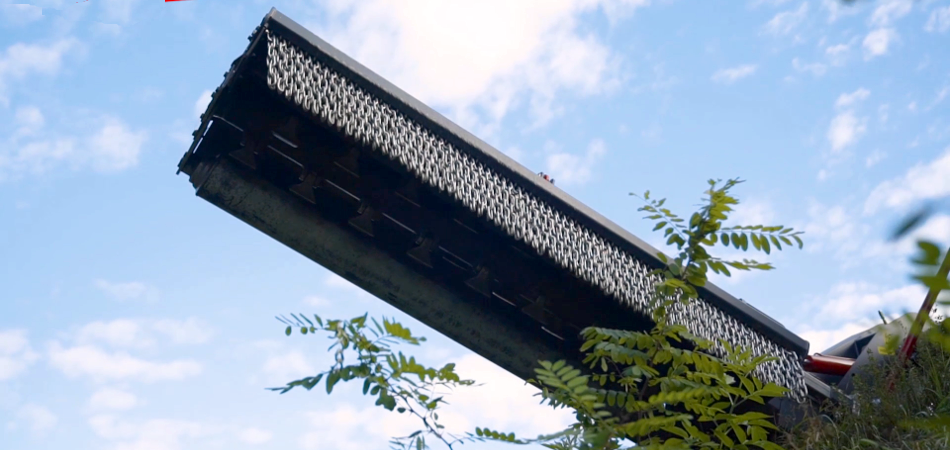 Seitenmulchgerät L9 flex von SEPPI M. - effizienter Einsatz bei der Pflege von Böschungen und unebenem Gelände.