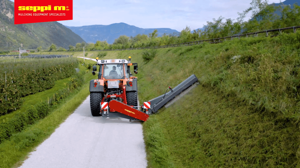 L9 flex - Seitenmulchgerät L9 flex von SEPPI M. im Einsatz - zeigt das Mulchen von Gras und Reisig mit großer Neigung und Seitenverschiebung.
