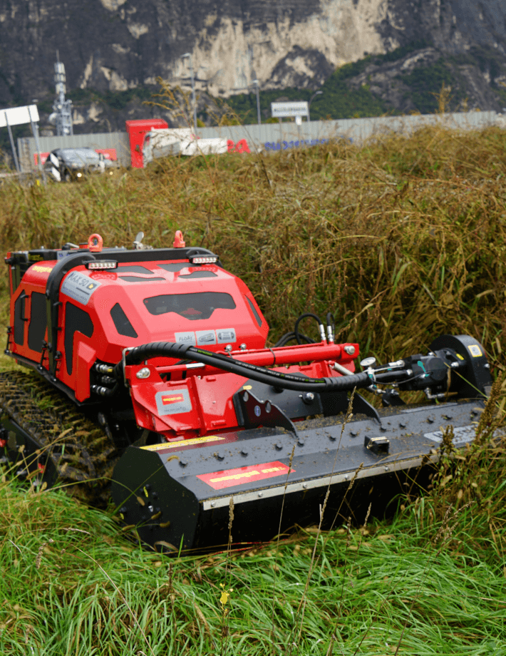 MAX 50 le - Ausgestattet mit dem SEPPI-Schlegelmulcher H5 rc mulcht die MAX 50 le zuverlässig Gras, Gestrüpp und dichtes Gebüsch.