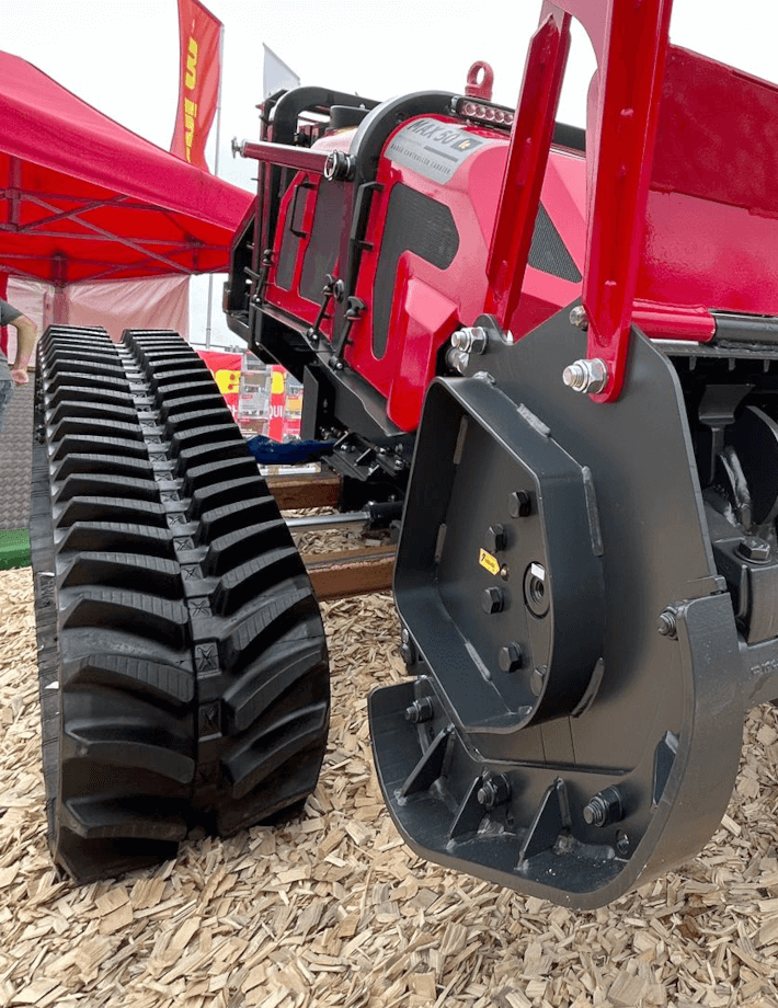 MAX 50 le - Die Fahrzeugbreite lässt sich hydraulisch bis zu 500 mm erweitern (je 250 mm nach rechts und links). Das sorgt für zusätzliche Stabilität und Anpassung an unterschiedliche Geländearten.