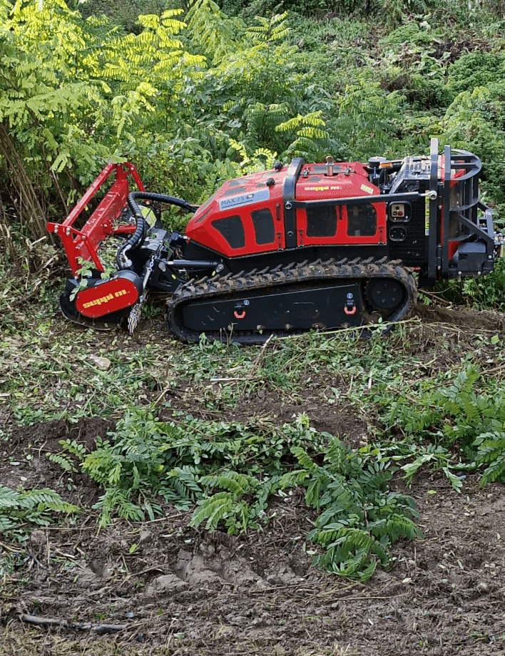 Die MAX 75 le ist für den Einsatz in extremem Gelände konzipiert und überzeugt durch ihre besonders widerstandsfähige Bauweise. Stahlverkleidungen schützen empfindliche Komponenten.