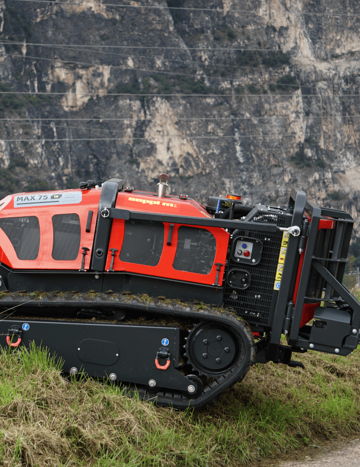 MAX 75 le - Der Perkins 4-Zylinder-Turbodieselmotor mit 75 PS sorgt für eine beeindruckende Durchzugskraft - selbst bei anspruchsvollen Einsätzen in steilem oder unwegsamem Gelände.
