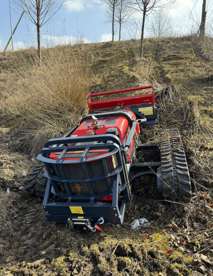 Die hydraulisch verstellbare Fahrzeugbreite auf bis zu 800 mm ermöglicht der Raupe MAX 75 le eine maximale Standfestigkeit im steilen Gelände und zugleich kompakte Maße für enge Durchfahrten.