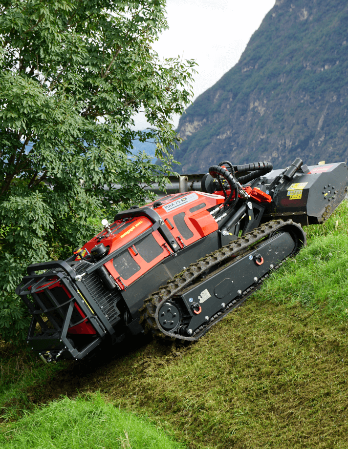 MAX 75 le - Das Hubwerk des Raupenfahrzeuges MAX 50 le ist mit der Schwimmstellung FLOAT ausgestattet. Mit dieser Funktion passt sich das Anbaugerät flexibel an Bodenunebenheiten an - für eine gleichmäßiges Arbeitsergebnis.