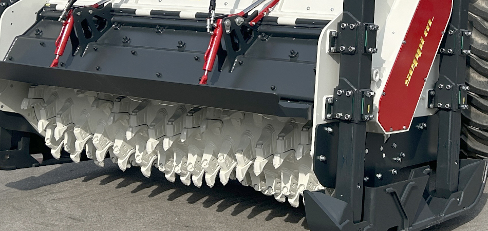MAXICRUSHR xd Stabilisierungs-Fräse zerkleinert Steine bis 50 cm Durchmesser und arbeitet bis 50 cm Tiefe für homogene Bodenstabilisierung.