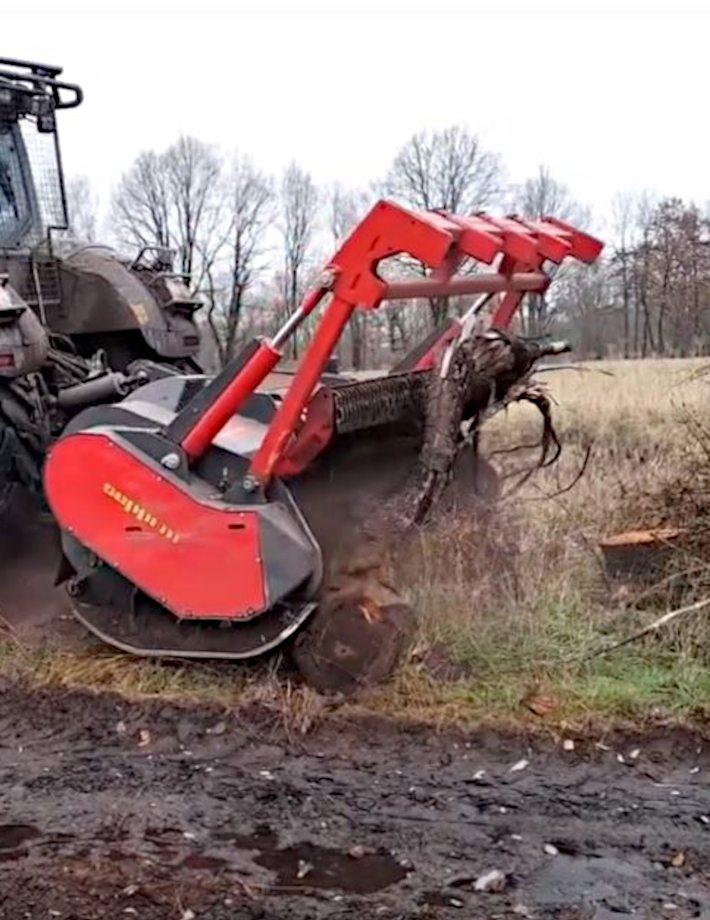 MAXIFORST ist ein leistungsstarker Forstmulcher für Großtraktoren mit 300 bis 500 PS, der Holz bis zu 60 cm Durchmesser zerkleinert.