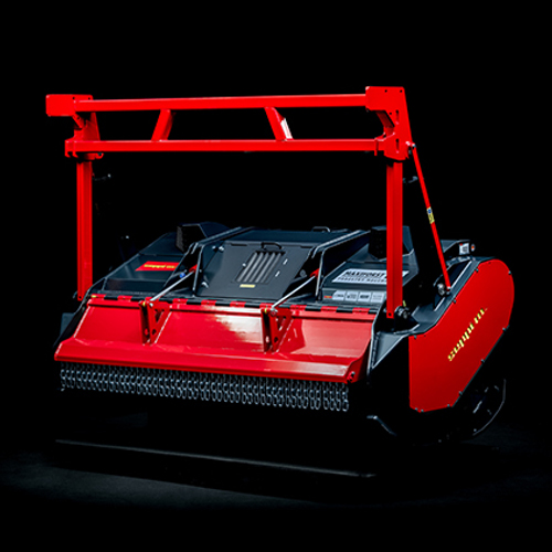 MAXIFORST - Der Mulcher zeichnet sich durch einen robusten Rahmen aus verschleißfestem Stahl aus, der mit austauschbaren Verschleißplatten ausgestattet ist, um Langlebigkeit und Widerstandsfähigkeit zu gewährleisten.