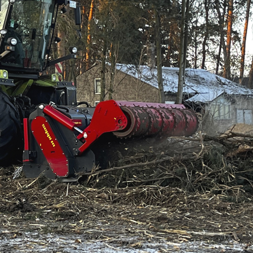 MAXISOIL ist nicht nur eine leistungsstarke Forstfräse, sondern auch vielseitig einsetzbar. In der Forstwirtschaft ermöglicht sie die Entfernung von Wurzelstöcken, Baumstümpfen und Holzresten. In der Landwirtschaft kommt sie zur Bodenbearbeitung, Steinzerkleinerung und Flächenvorbereitung zum Einsatz. Im Wege- und Straßenbau eignet sie sich ideal zur Zerkleinerung von Steinen und zur Aufbereitung von Untergründen. Zudem spielt sie eine wichtige Rolle bei der Rekultivierung, indem sie zur Verbesserung von Brachflächen und zur Renaturierung beiträgt.
